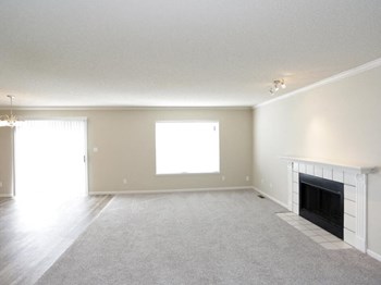 Topeka KS townhomes with oversized windows - Photo Gallery 3