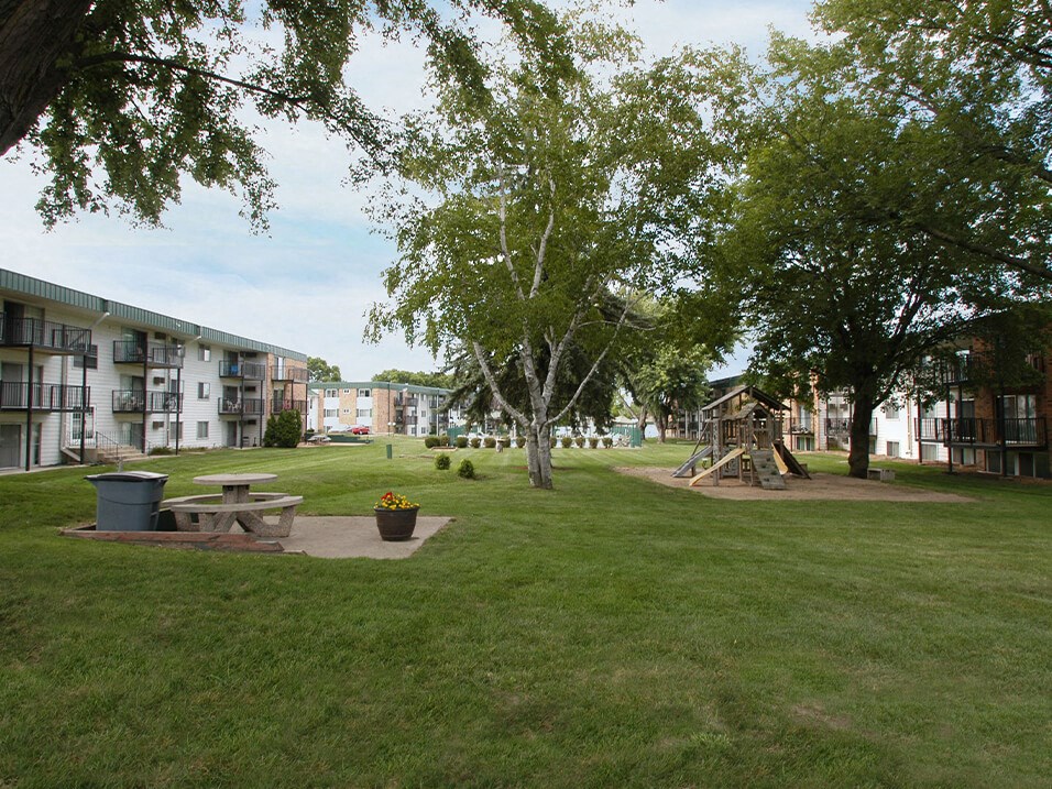 beautiful landscaping at Heritage Manor Apartments