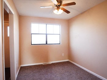 Apartment Bedroom with Ceiling Fan - Photo Gallery 3