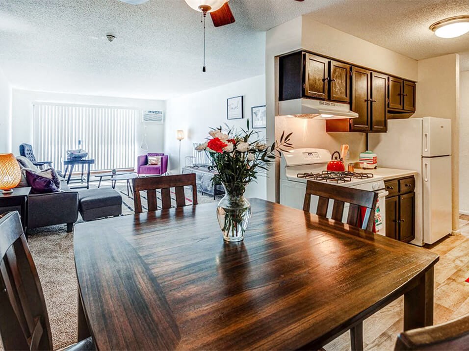 dining area at Stone Grove apartments