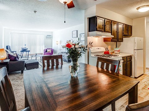 dining area at Stone Grove apartments