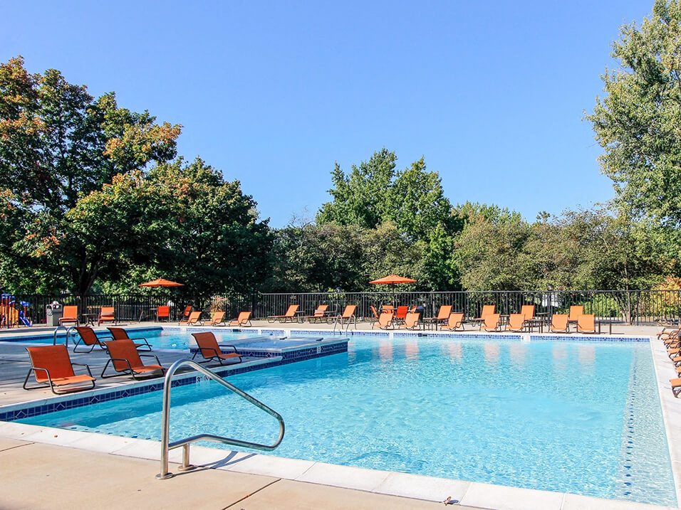 swimming pool at Woodhollow Apartments