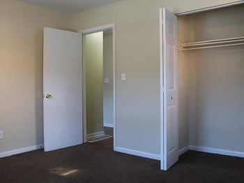 bedroom apartment closet - Photo Gallery 5