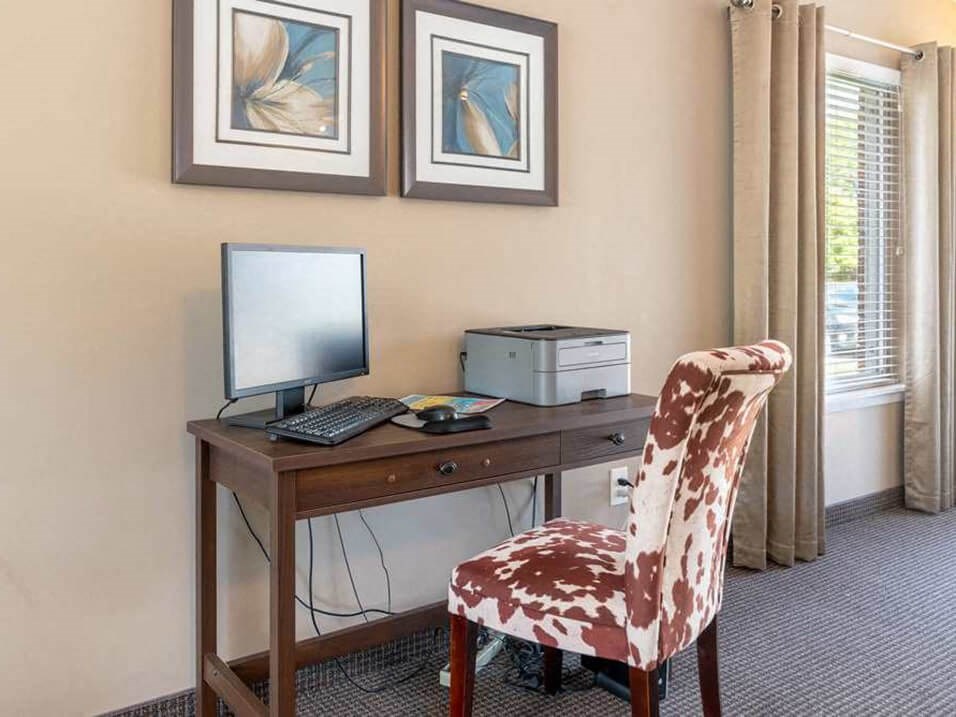 business center at Hamilton Trace Apartments