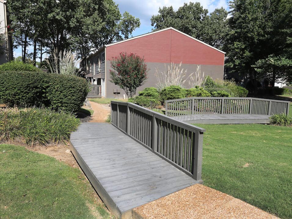 Apartments with nice landscaping in Jackson TN