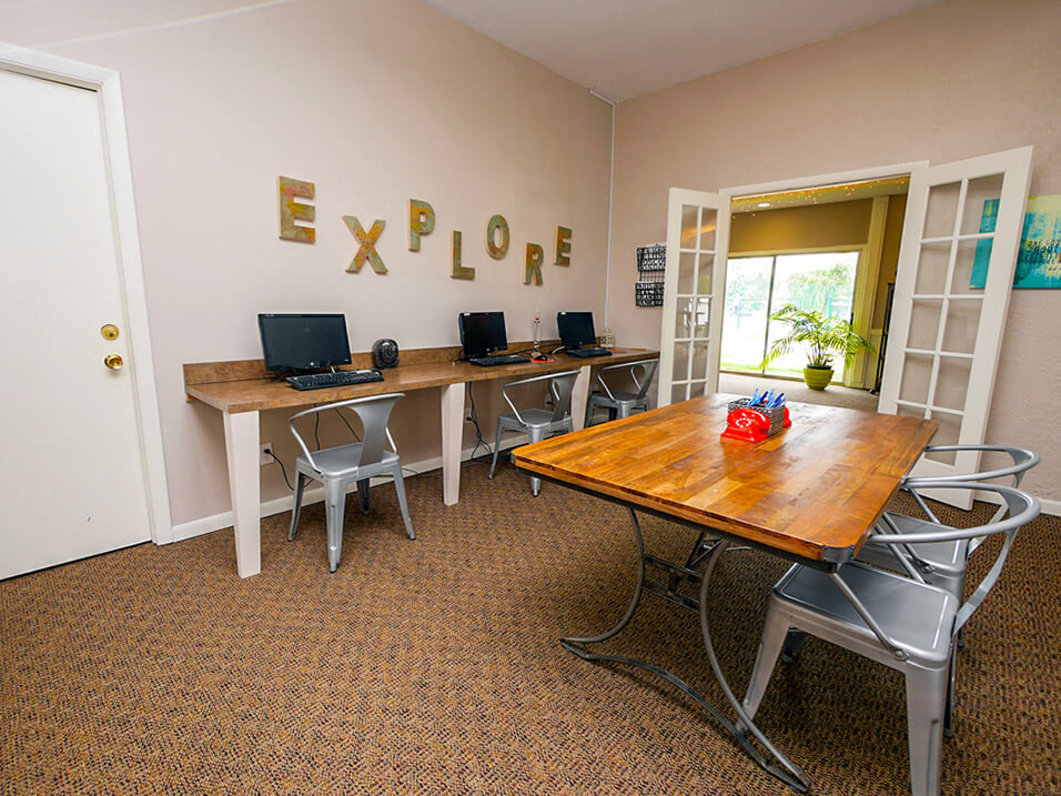 business center at Castle Pointe Apartments