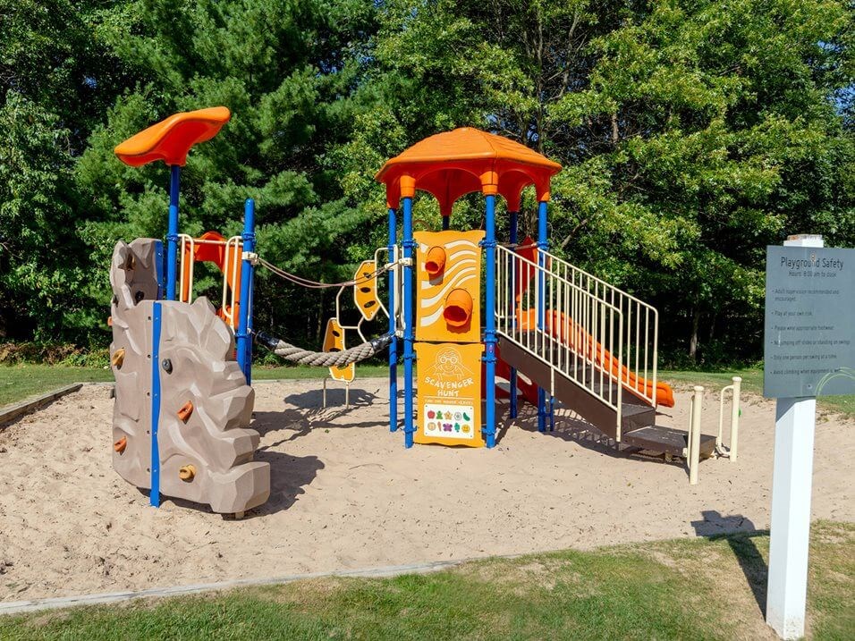 apts in Spring Lake, MI with playground