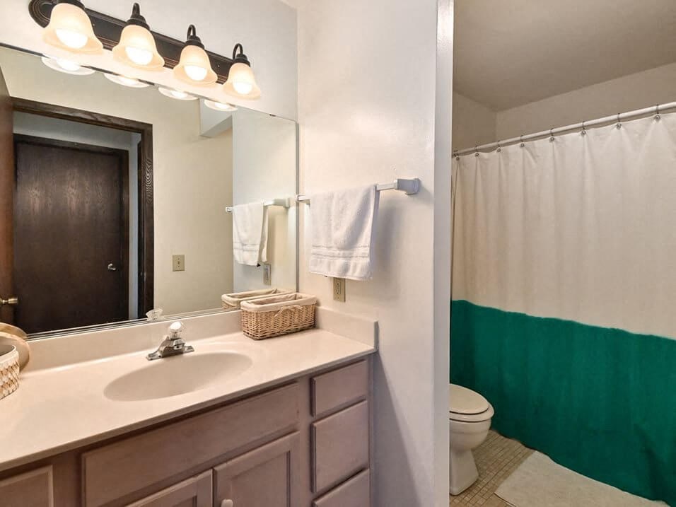 spacious bathrooms at New Fountains Apartments