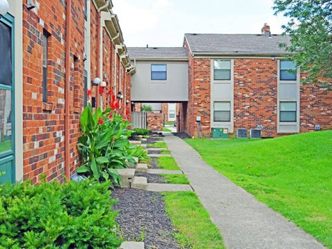 courtyard at Wake Robin Apartments