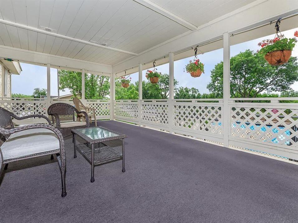 Arbors of Grandview Apartments clubhouse patio