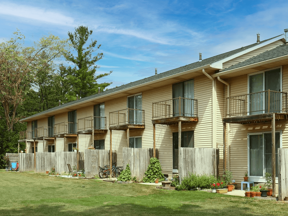 Grand Ledge apts with patios/balconies