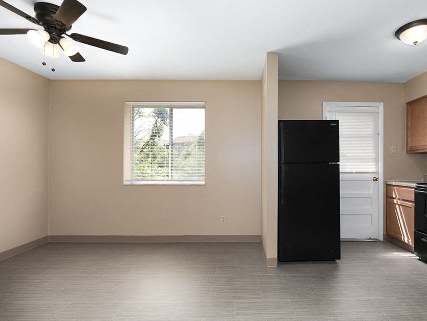 Emerald Crossing Apartments dining area - Photo Gallery