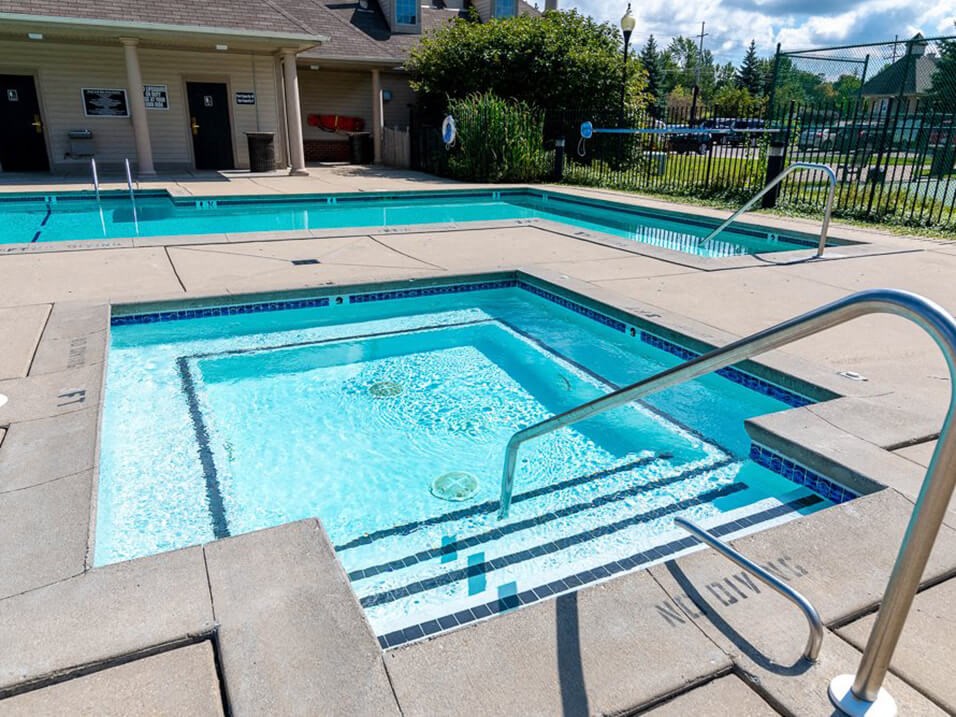 apartment community Hot Tub
