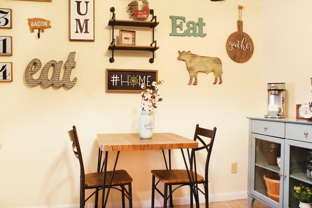dining room at Heritage Estates apartments