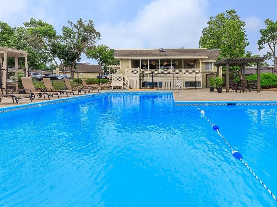 Arbors of Grandview apartments swimming pool