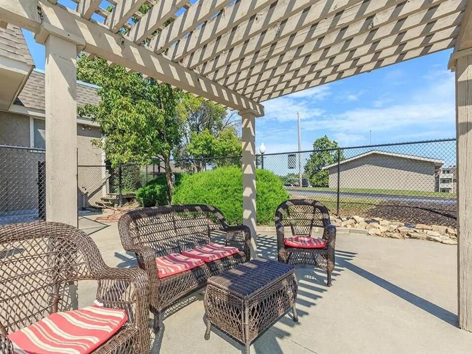 patio at Arbors of Grandview apartments