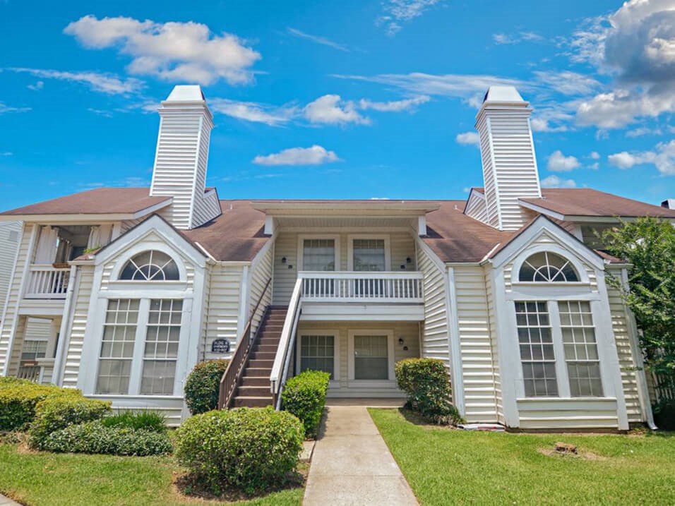 Exterior of Rosewood Apartments in Alexandria LA