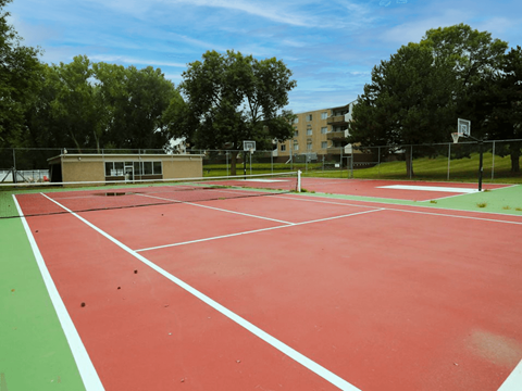 tennis court at Ridge Oaks apartments