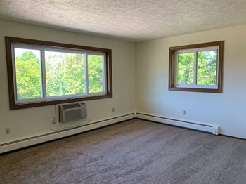 Apartment bedroom with windows - Photo Gallery 6