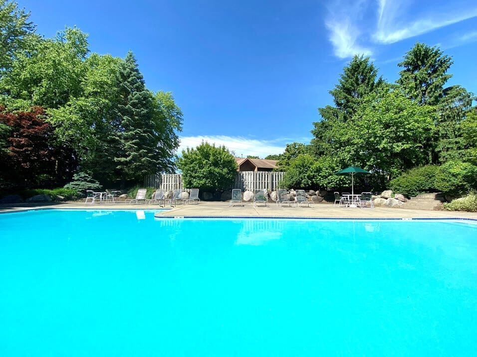 swimming pool at Old Farm Shores Apartments