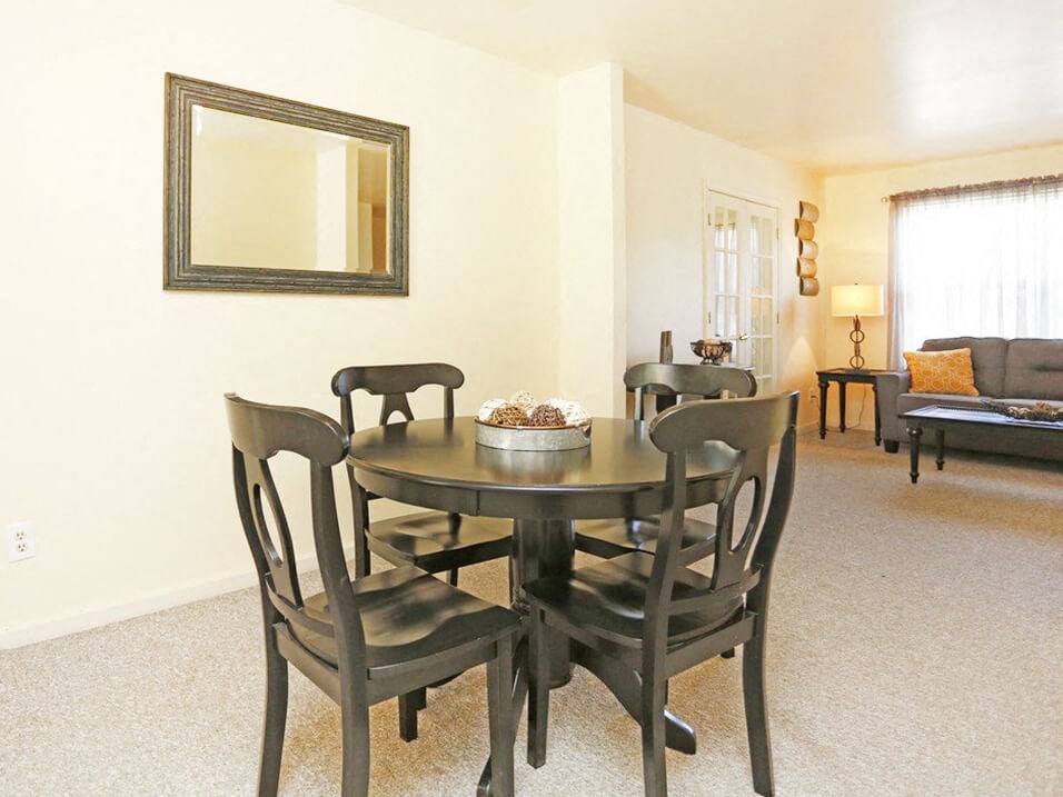 dining room at Golfview Village Townhomes