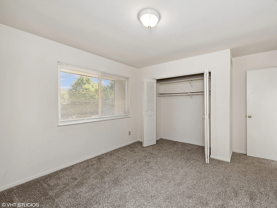 Apartment with Spacious Closet