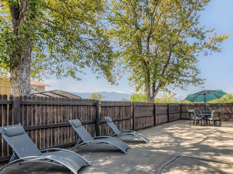 courtyard lounge space at country green apartments