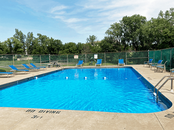Candlelight Park apartments swimming pool - Photo Gallery 3
