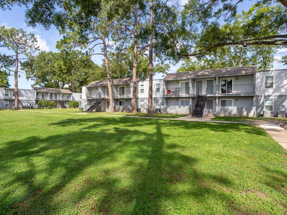 Beautiful Landscaping at apartment community
