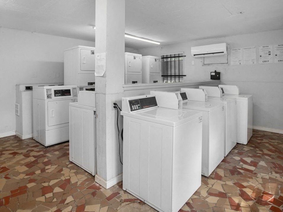 apartment complex with Laundry Facilities