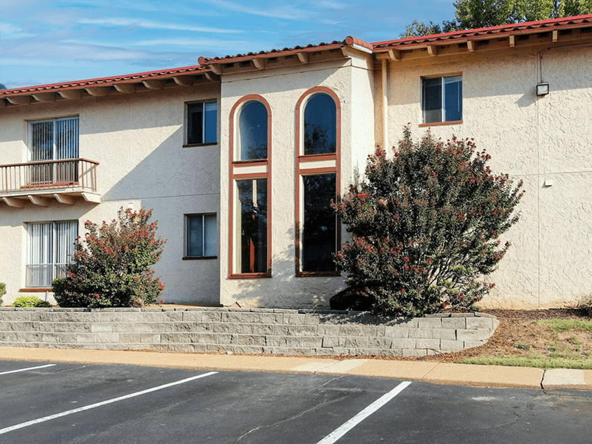 Cedar Trace Apartments, 2000 McKelvey Hill Drive, Maryland Heights, MO