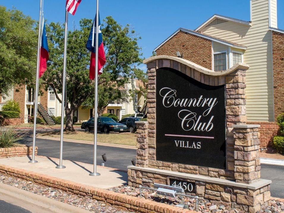 a sign for the country club villas on the side of a street