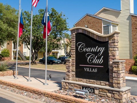 a sign for the country club villas on the side of a street