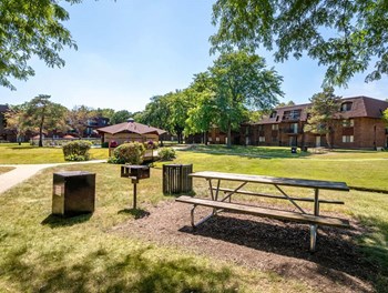 Picnic area at Fox Crest Apartments - Photo Gallery 4