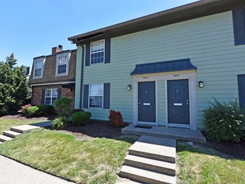 Exterior of Pavilion Lakes apartments in Evansville IN