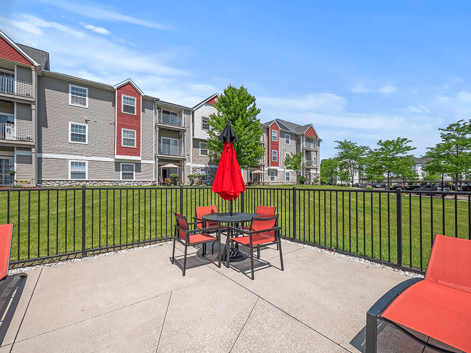 Fairfield apartment outdoor lounge area in Fenton MI