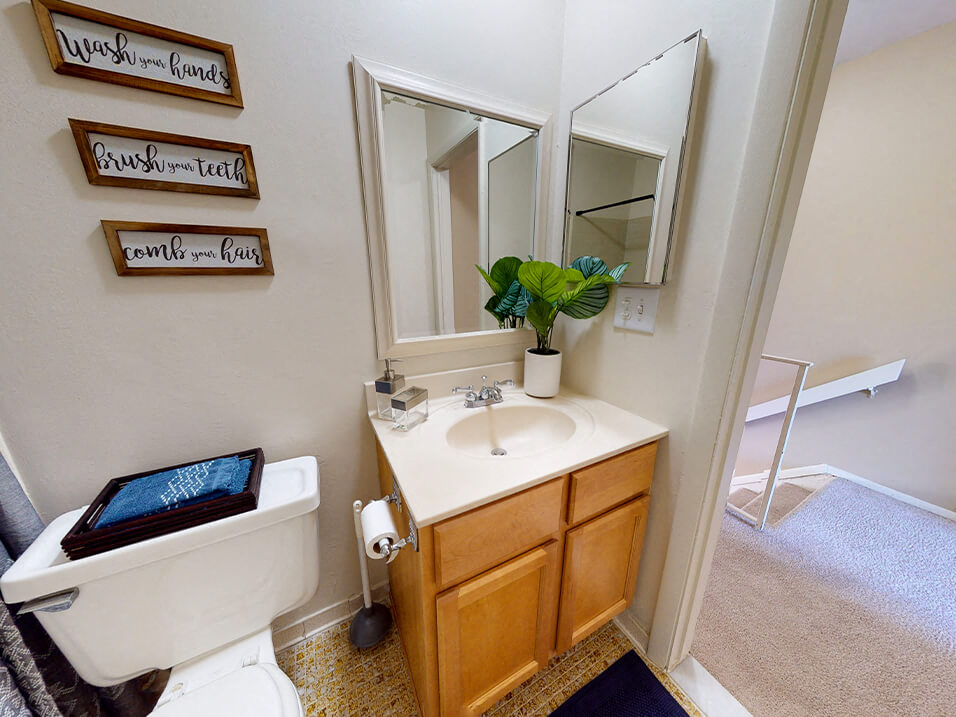 upstairs bathroom in townhouse