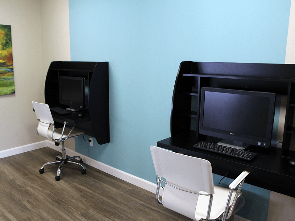 computer room at Greenway Chase Apartments