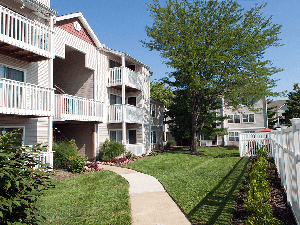 apartment building at Greenway Chase in  Florissant