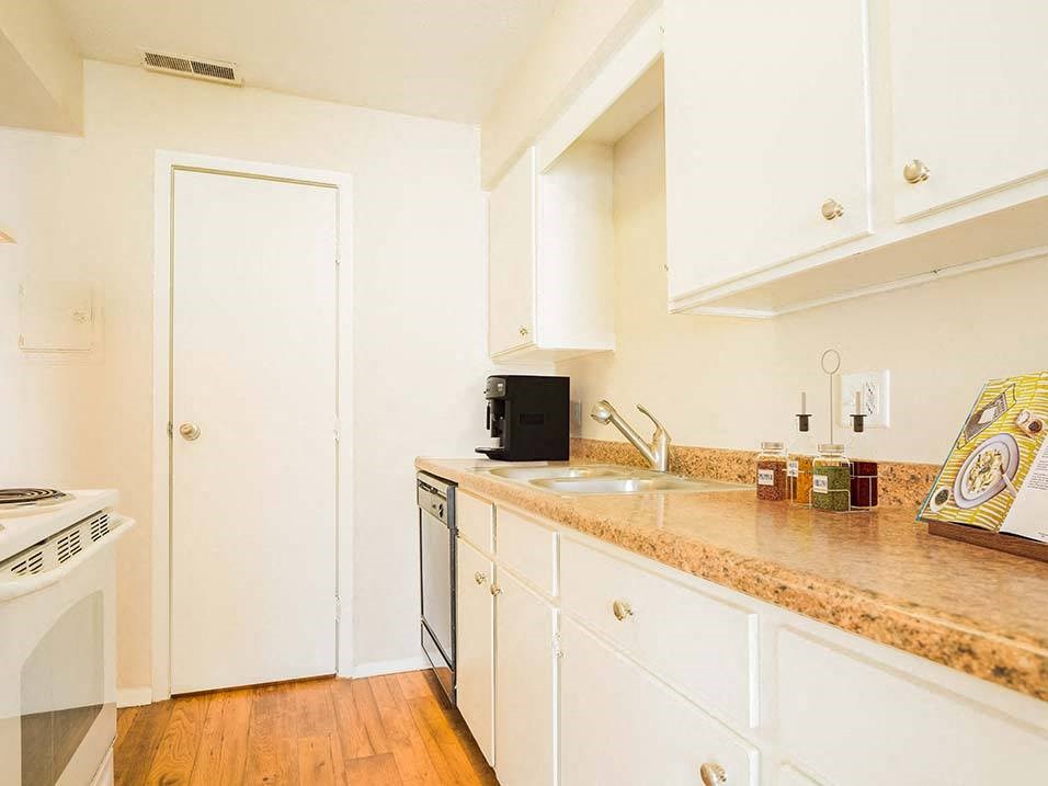 fully-equipped kitchen at georgetowne apartments