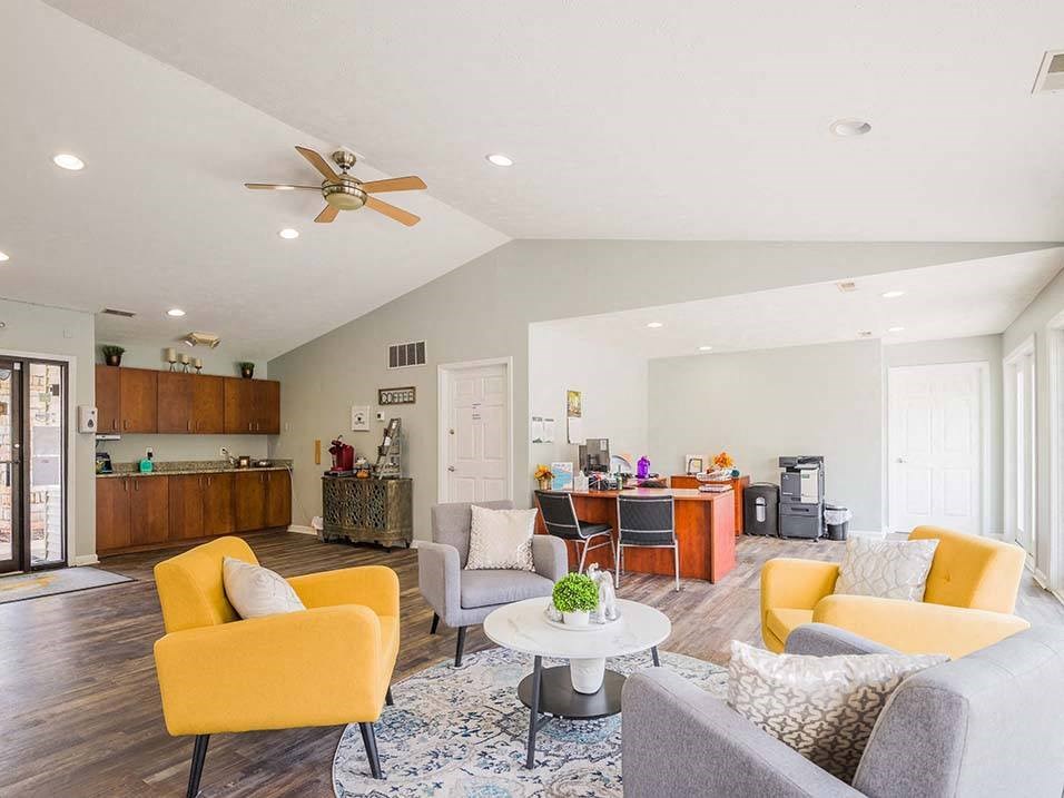 Large open clubhouse seating area at georgetowne