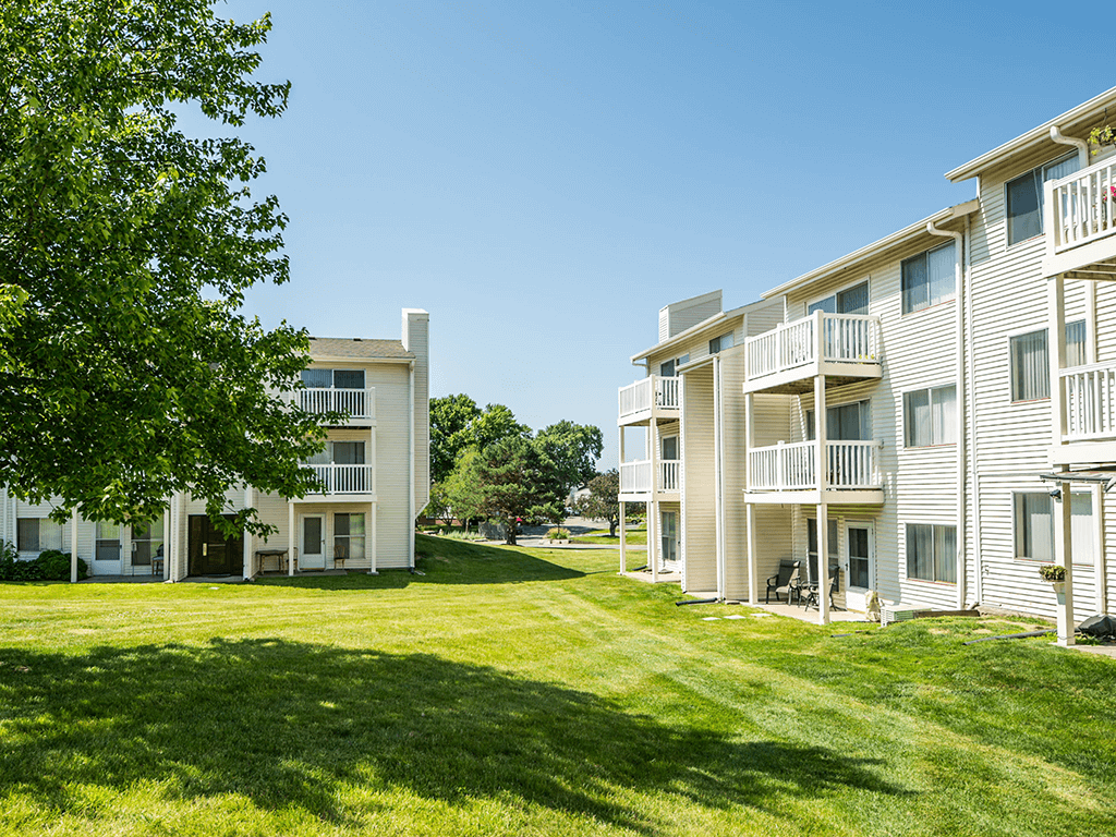 the preserve at ballantyne commons apartments exterior view of grass