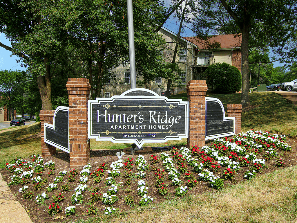 welcome sign for Hunter's Ridge Apartments
