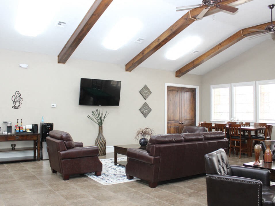 clubhouse lounge area with TV at homestead apartments