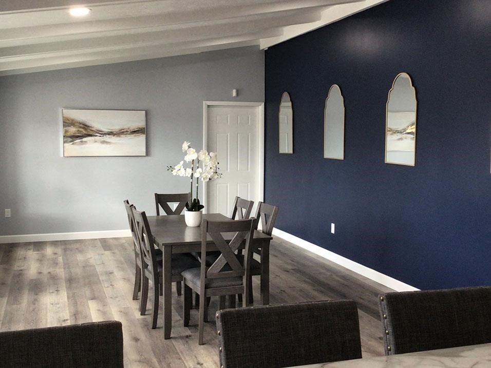 table and seating area in clubhouse at indian springs apartments