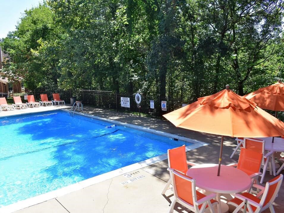 swimming pool at Hunters Ridge Apartments