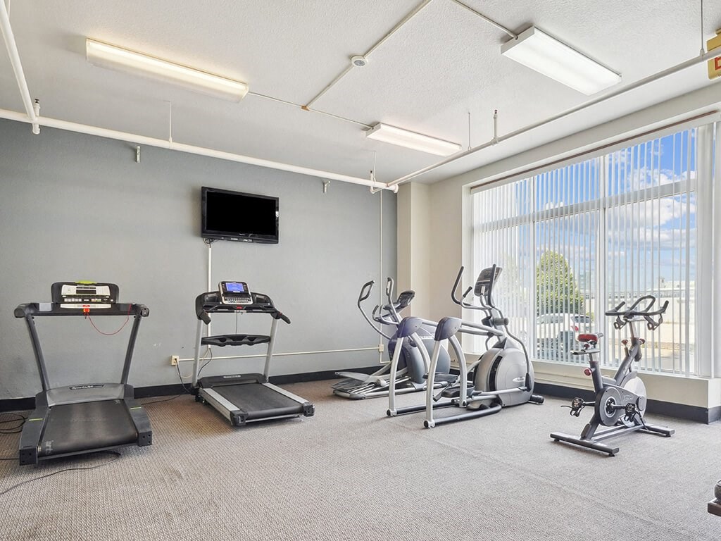 apartment fitness center with cardio machines