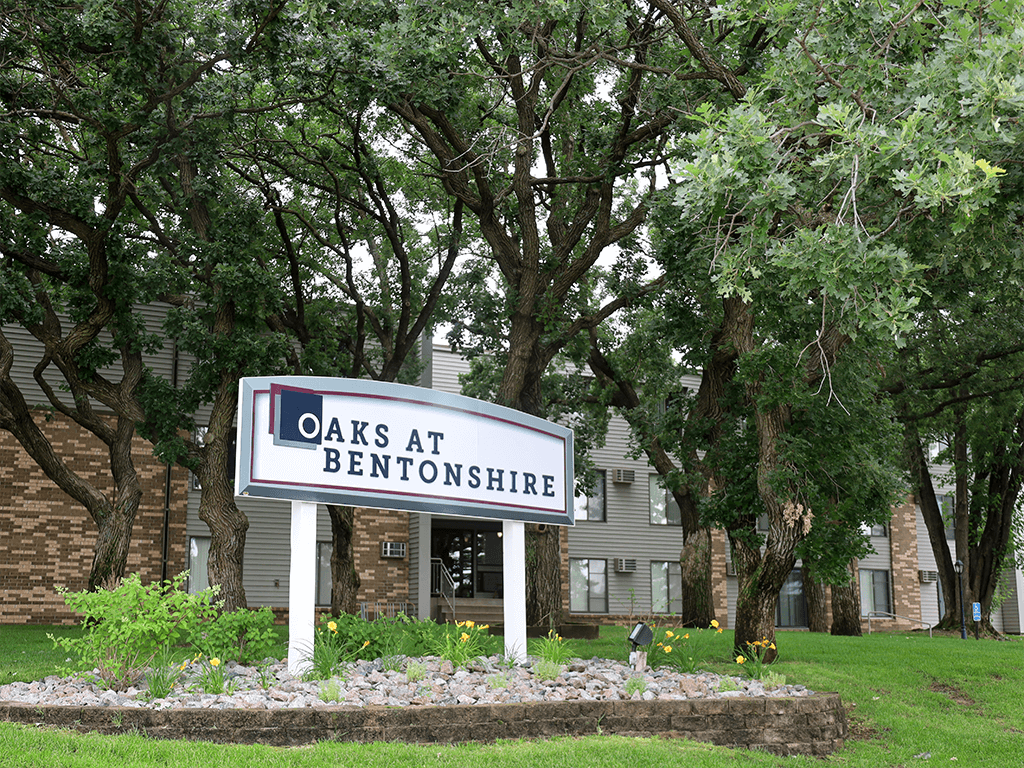 A sign outside of the oaks at bentonshire apartments in st cloud mn