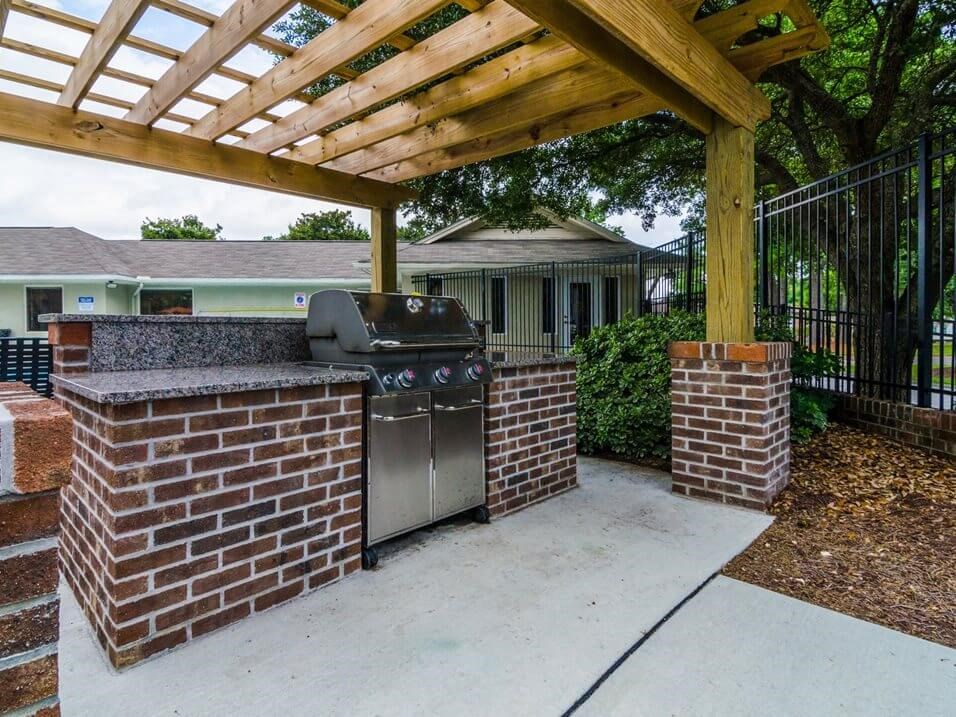 outdoor grilling area at Forest Hills apartments