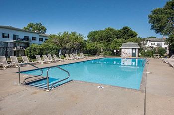 New Fountains Apartments swimming pool
